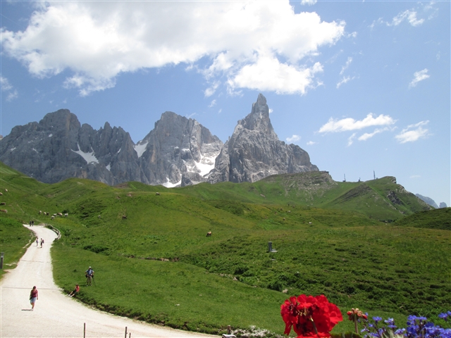 Sentiero tra i monti verso la Capanna Cervino.